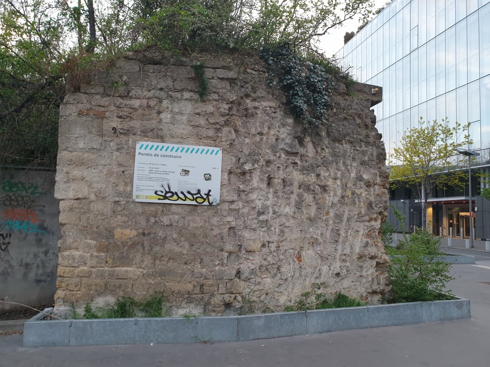 French Court Convicts Lafarge of Financing ISIS, Sentences Former CEO to Six Years